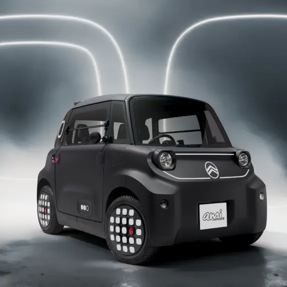 Citroën Ami Dark Side noire vue de face en trois quarts avec finition Black Night et design spécifique