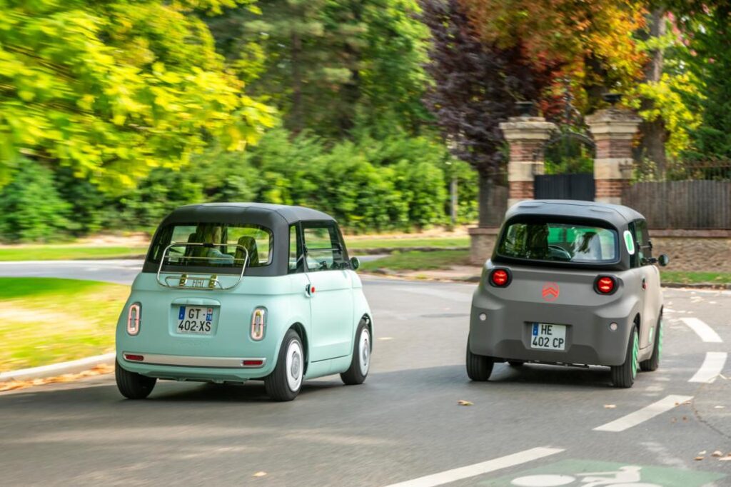 Citroën Ami et Fiat Topolino roulant en ville, deux voitures sans permis électriques