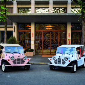 Deux Kate électriques inspirées de la Mini Moke devant un hôtel en ville