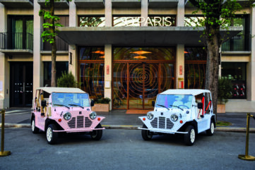 Deux Kate électriques inspirées de la Mini Moke devant un hôtel en ville
