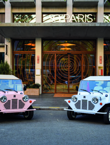 Deux Kate électriques inspirées de la Mini Moke devant un hôtel en ville