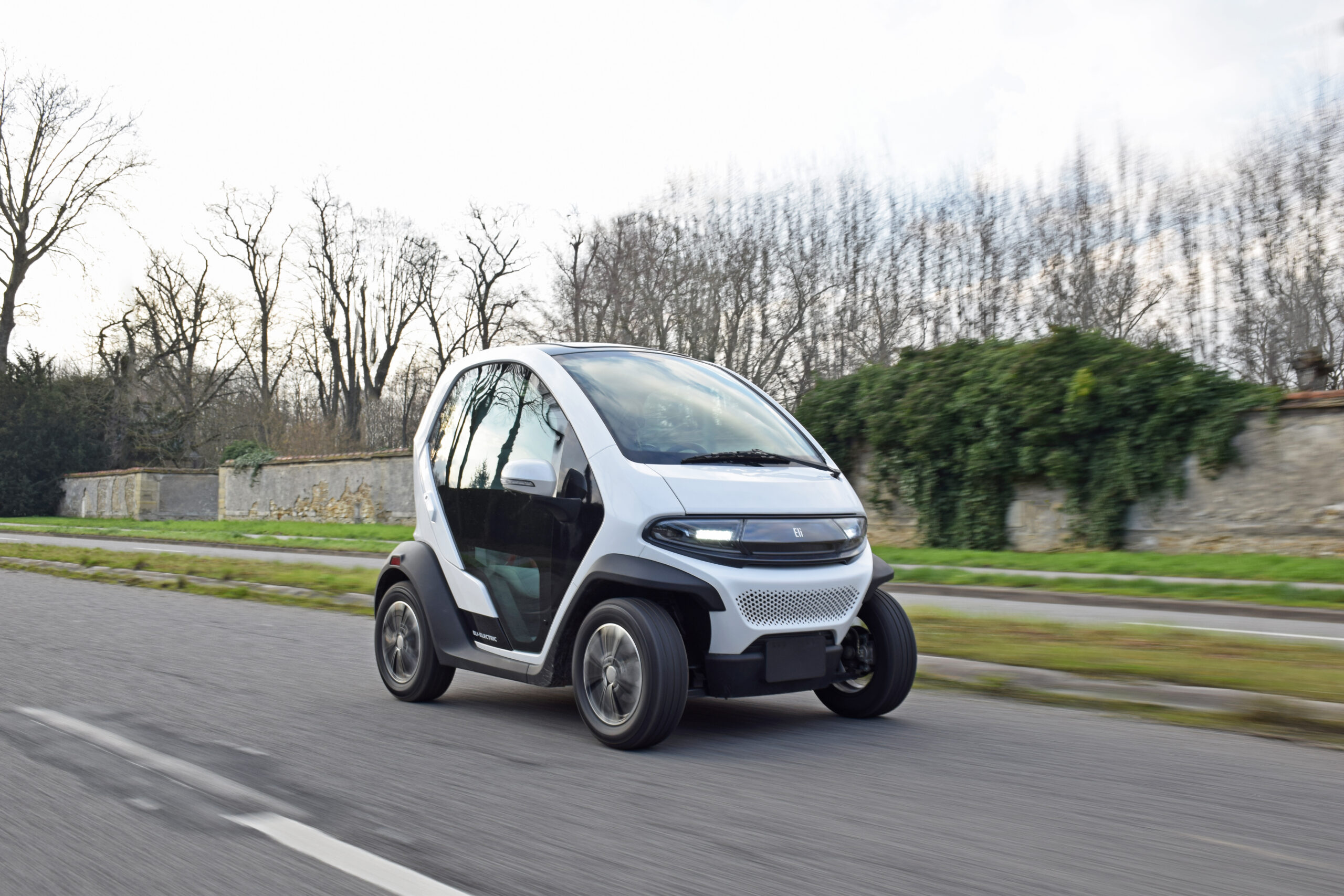 Eli Zero voiture sans permis électrique en circulation sur route