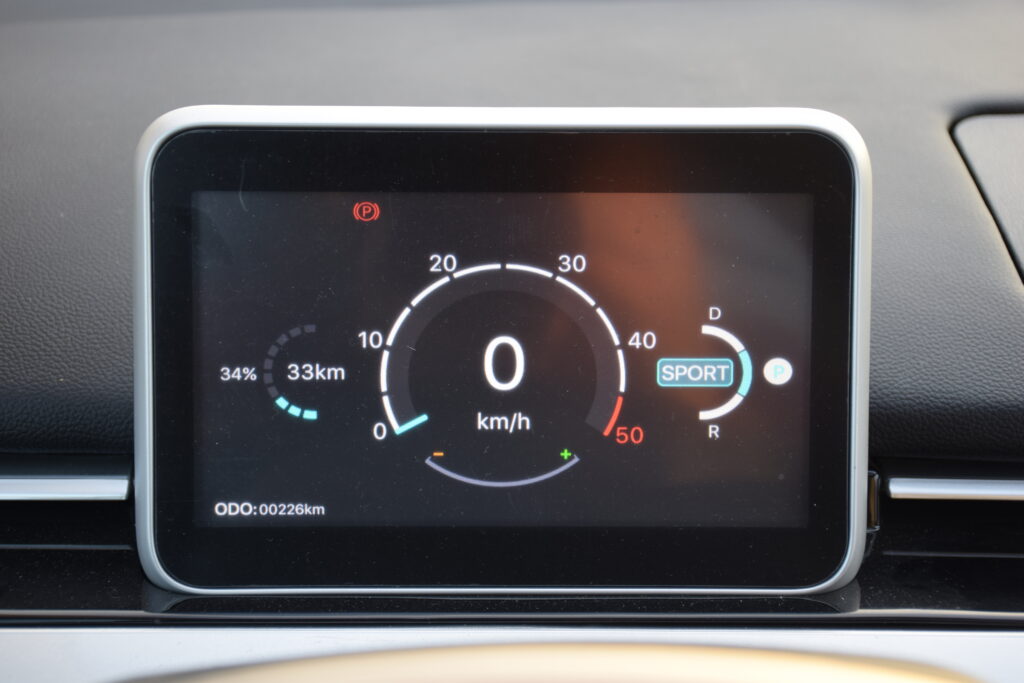 Tableau de bord numérique de l’Eli Zero avec affichage vitesse et autonomie