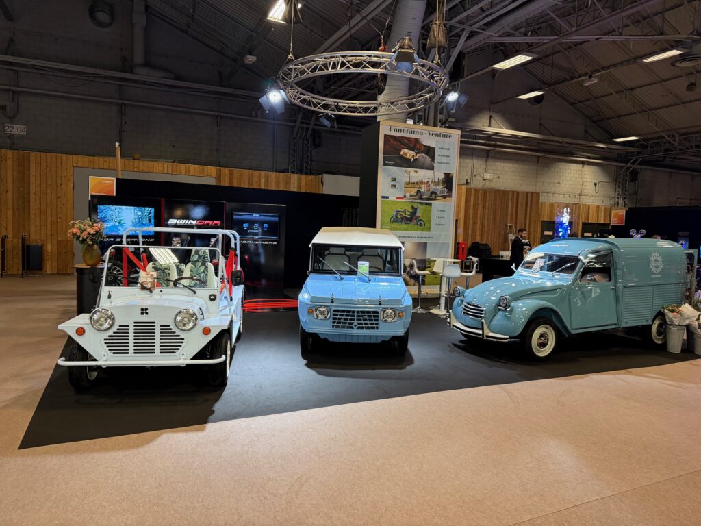 Stand eClassic présentant une Méhari électrique, une eStory et une 2CV fourgonnette électrique lors d’un salon