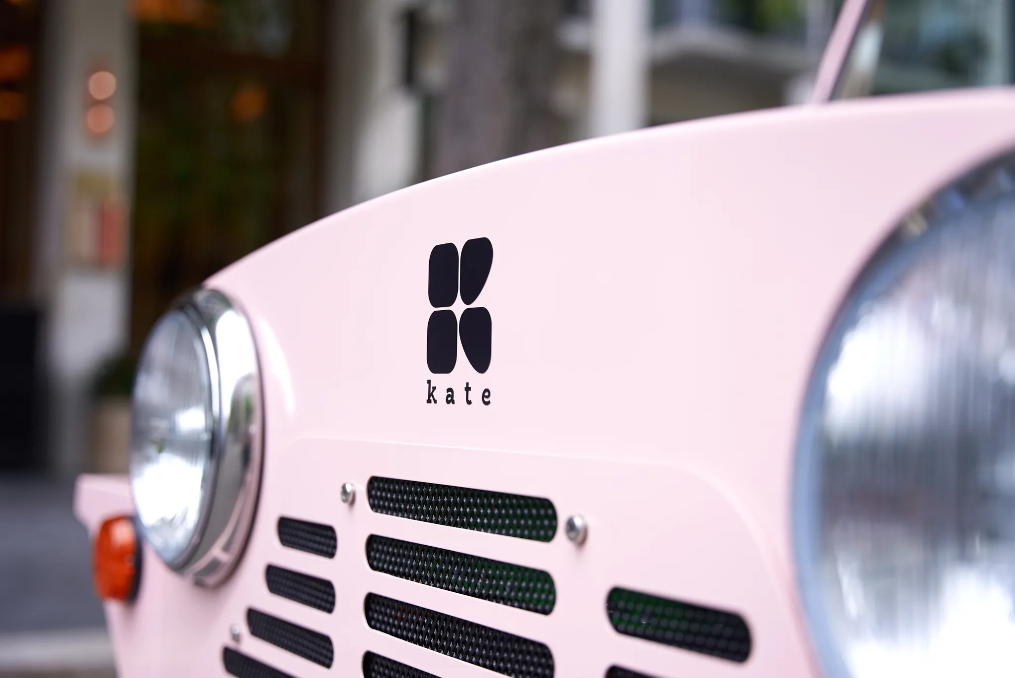 Logo Kate sur capot de voiture électrique inspirée de la Mini Moke